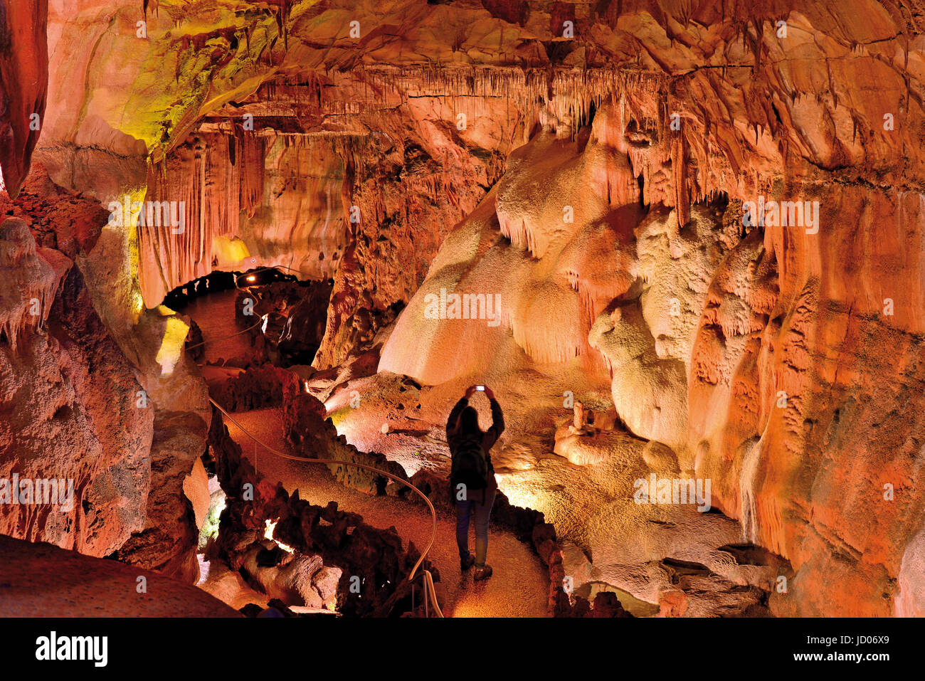 Touristen nehmen Smartphone schoss innerhalb einer Galerie der Stalaktiten Höhle Grutas Mira de Aire Stockfoto