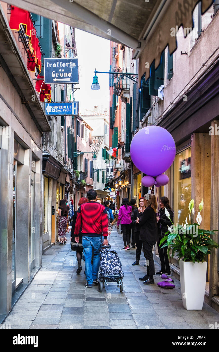 Italien, Venedig, San Marco.Typical venezianischen Seitenstraße, Gasse, Passage mit Geschäften, Restaurants, Shopping, Touristen, Menschen Stockfoto