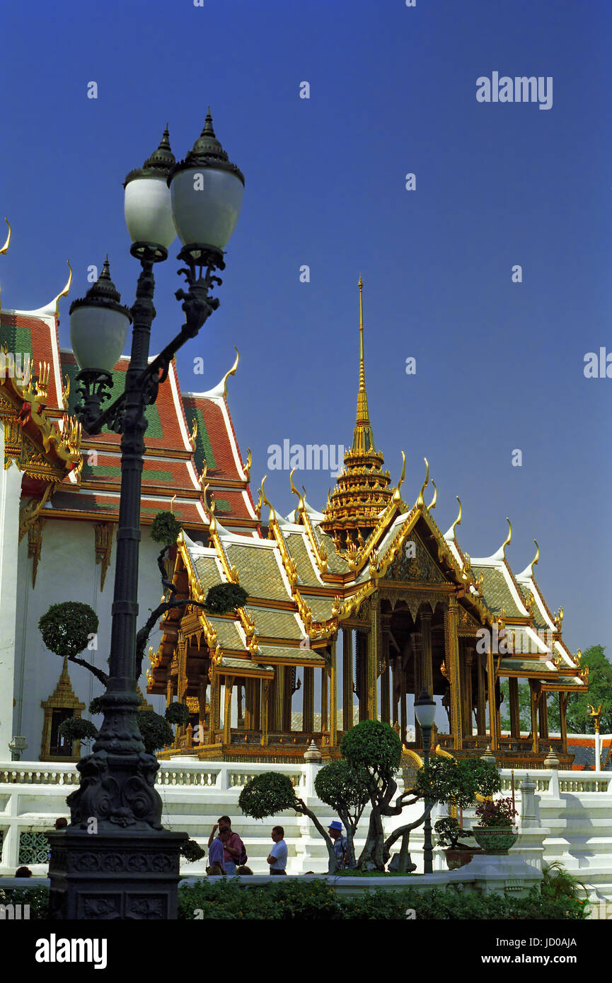 Phra Thinang Aphorn Phimok Prasat, König Rama IV robing Pavillon mit Phra Thinang Dusit Maha Prasat hinaus Grand Palace, Bangkok, Thailand Stockfoto