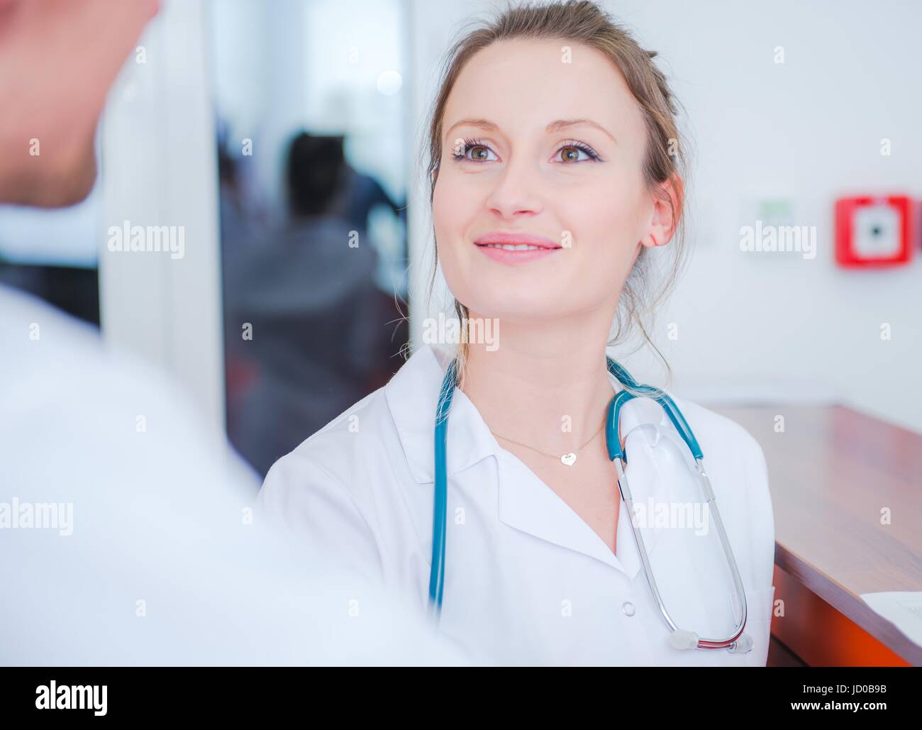 Female Medical Doctor in Conversation with Other Medical Staff. Hospital Work. Stockfoto