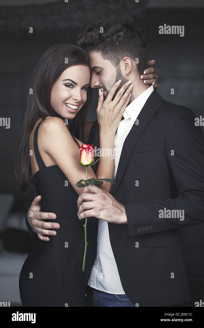 Junge reiche romantisch zu zweit mit Rose auf der Datierung, überraschen Stockfoto
