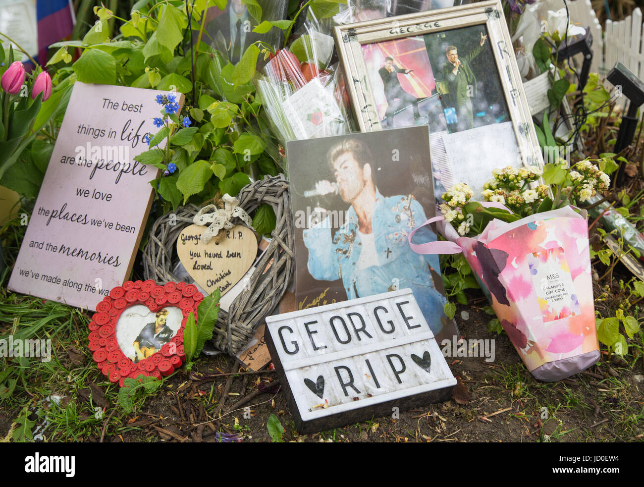 Ehrungen von Fans des Sängers George Michael auf einer improvisierten Heiligtum außerhalb des kürzlich verstorbenen Musikers Haus in Highgate, London im Jahr 2017 Stockfoto