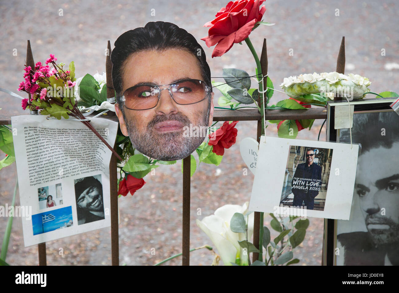 Ehrungen von Fans des Sängers George Michael auf einer improvisierten Heiligtum außerhalb des kürzlich verstorbenen Musikers Haus in Highgate, London im Jahr 2017 Stockfoto