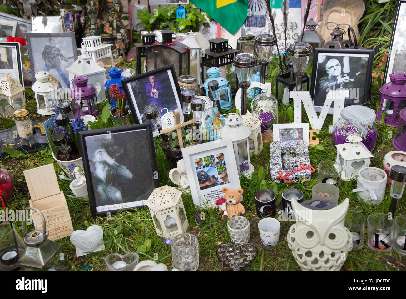 Ehrungen von Fans des Sängers George Michael auf einer improvisierten Heiligtum außerhalb des kürzlich verstorbenen Musikers Haus in Highgate, London im Jahr 2017 Stockfoto