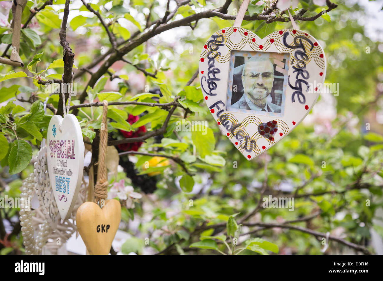 Ehrungen von Fans des Sängers George Michael auf einer improvisierten Heiligtum außerhalb des kürzlich verstorbenen Musikers Haus in Highgate, London im Jahr 2017 Stockfoto