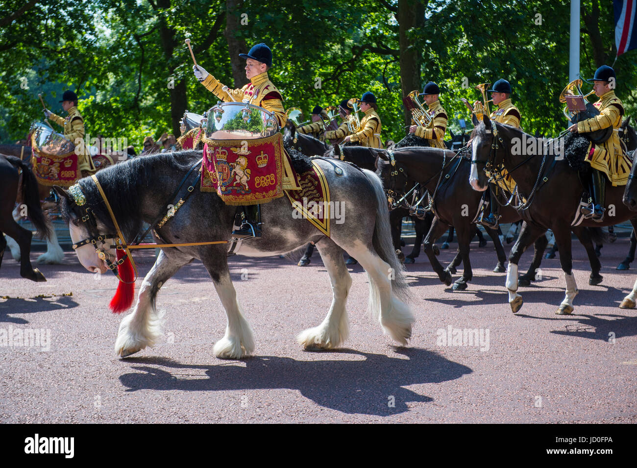 LONDON, UK - 17. Juni 2017: Montiert Militärkapelle Parade in Formation über The Mall in einem königlichen Trooping die Farbe Zeremonie. Stockfoto