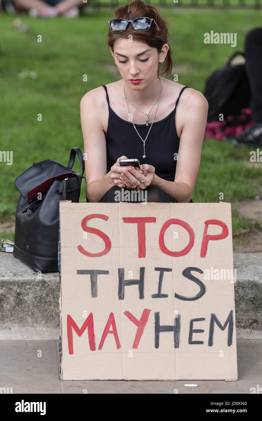 London, UK. 17. Juni 2017. Gegenüberliegenden Downing Street gegen PM Theresa May und Tory Partei DUP Koalitionsregierung zu protestieren. © Guy Corbishley/Alamy Live-Nachrichten Stockfoto