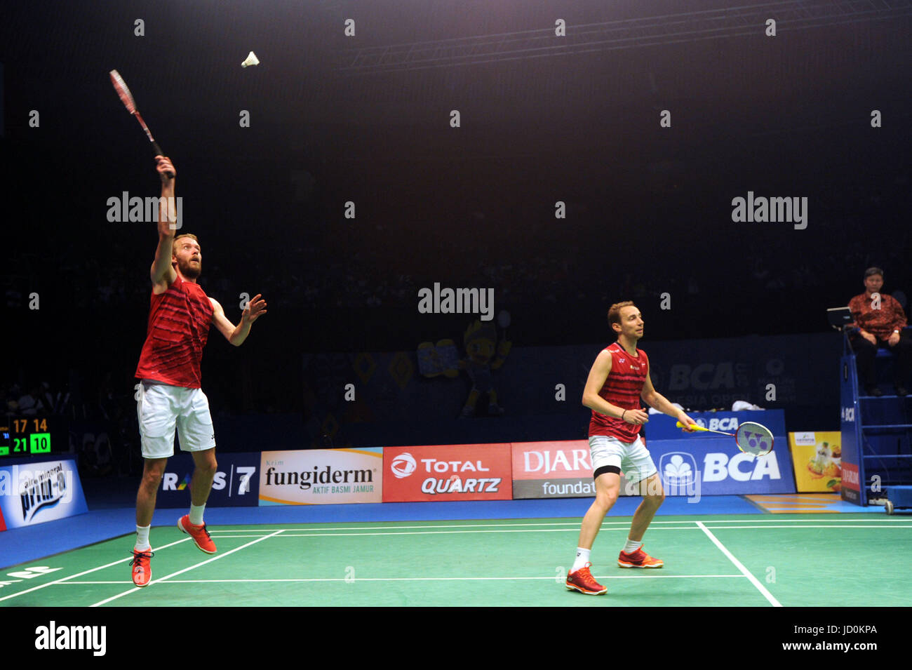 17. Juni 2017 - Jakarta, DKI Jakarta, Indonesien - JAKARTA, Indonesien - 17.Juni: Mathias Boe/Carsten Mogensen von Dänemark konkurrieren Fajar Alfian/Muhammad Rian Ardianto von Indonesien während Mann doppelt der BCA Indonesien Open Super Series 2017 auf 17. Juni 2017 in Jakarta, Indonesien. Mathias Boe/Carsten Mogensen gewinnen 21-17, 18-21 und 21-12. (Kredit-Bild: © Sijori Bilder über ZUMA Draht) Stockfoto