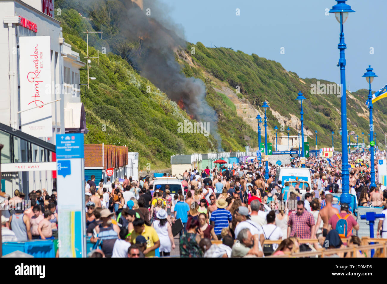 Bournemouth, Dorset, UK. 17. Juni 2017. Feuer am Strand von Bournemouth am heißesten Tag des Jahres mit überfüllten Stränden an einem Tag mit heißen, sonnigen Wetter. Es wurde geglaubt, dass eine Rauchbombe in die Büsche hinter den Strandhütten an Eastcliff geworfen wurde, die Ginster-Büsche in Brand gesetzt und ging in Rauch wie Strandurlauber zusahen. Bildnachweis: Carolyn Jenkins/Alamy Live-Nachrichten Stockfoto