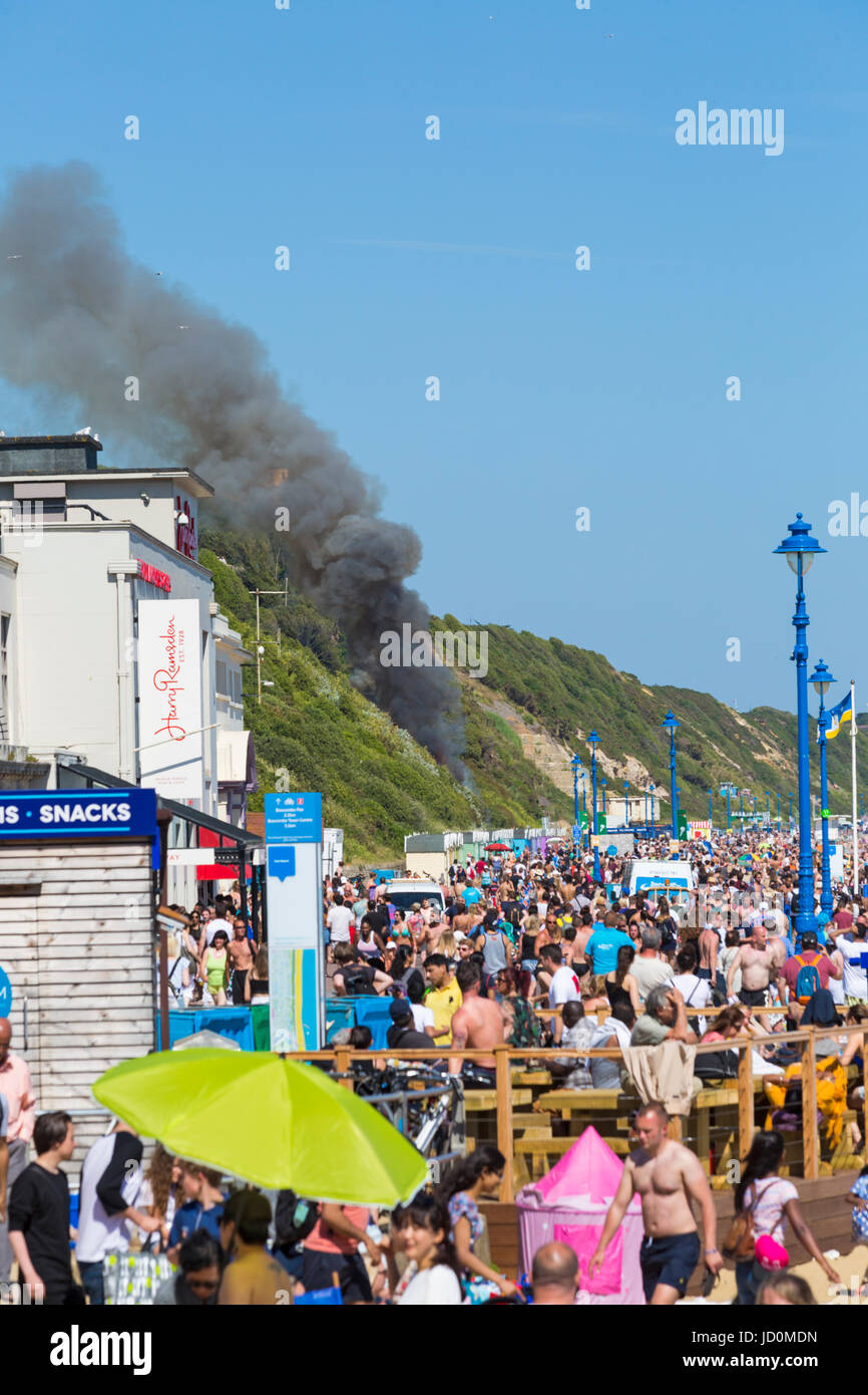 Bournemouth, Dorset, UK. 17. Juni 2017. Feuer am Strand von Bournemouth am heißesten Tag des Jahres mit überfüllten Stränden an einem Tag mit heißen, sonnigen Wetter. Es wurde geglaubt, dass eine Rauchbombe in die Büsche hinter den Strandhütten an Eastcliff geworfen wurde, die Ginster-Büsche in Brand gesetzt und ging in Rauch wie Strandurlauber zusahen. Bildnachweis: Carolyn Jenkins/Alamy Live-Nachrichten Stockfoto