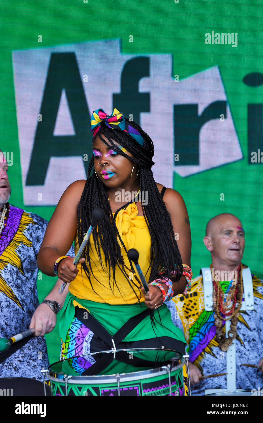 Liverpool, Vereinigtes Königreich. 17. Juni 2017. Katumba Drummer. Africa Oye feiert 25 Jahre afrikanischer Musik & Tanz mit seiner jährlichen kostenlosen 2-tägigen Festival in Sefton Park. Eine beliebte kostenlose Festival afrikanischer Musik und Kultur feiert seinen 25.. Jahr. Die kostenlose jährliche Veranstaltung über zwei Tage begann kurz nach Mittag als "Inszeniert Kaos", eine Gruppe von jungen Kindern sangen und tanzten. Bildnachweis: Dave Ellison/Alamy Live-Nachrichten Stockfoto