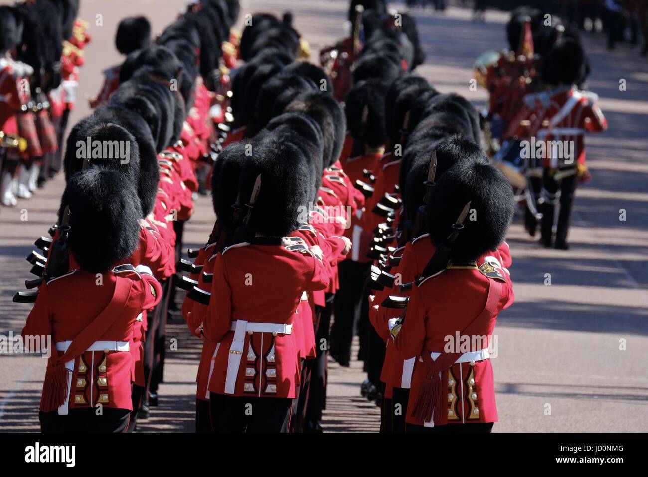 Trooping die Farbe in der Mall / Buckingham Palace, London, UK - Samstag, 17. Juni 2017. Guards marschieren über The Mall in Linie. Trooping die Farbe ist die offizielle jährliche Feier der 91. Geburtstag der Königin Stockfoto