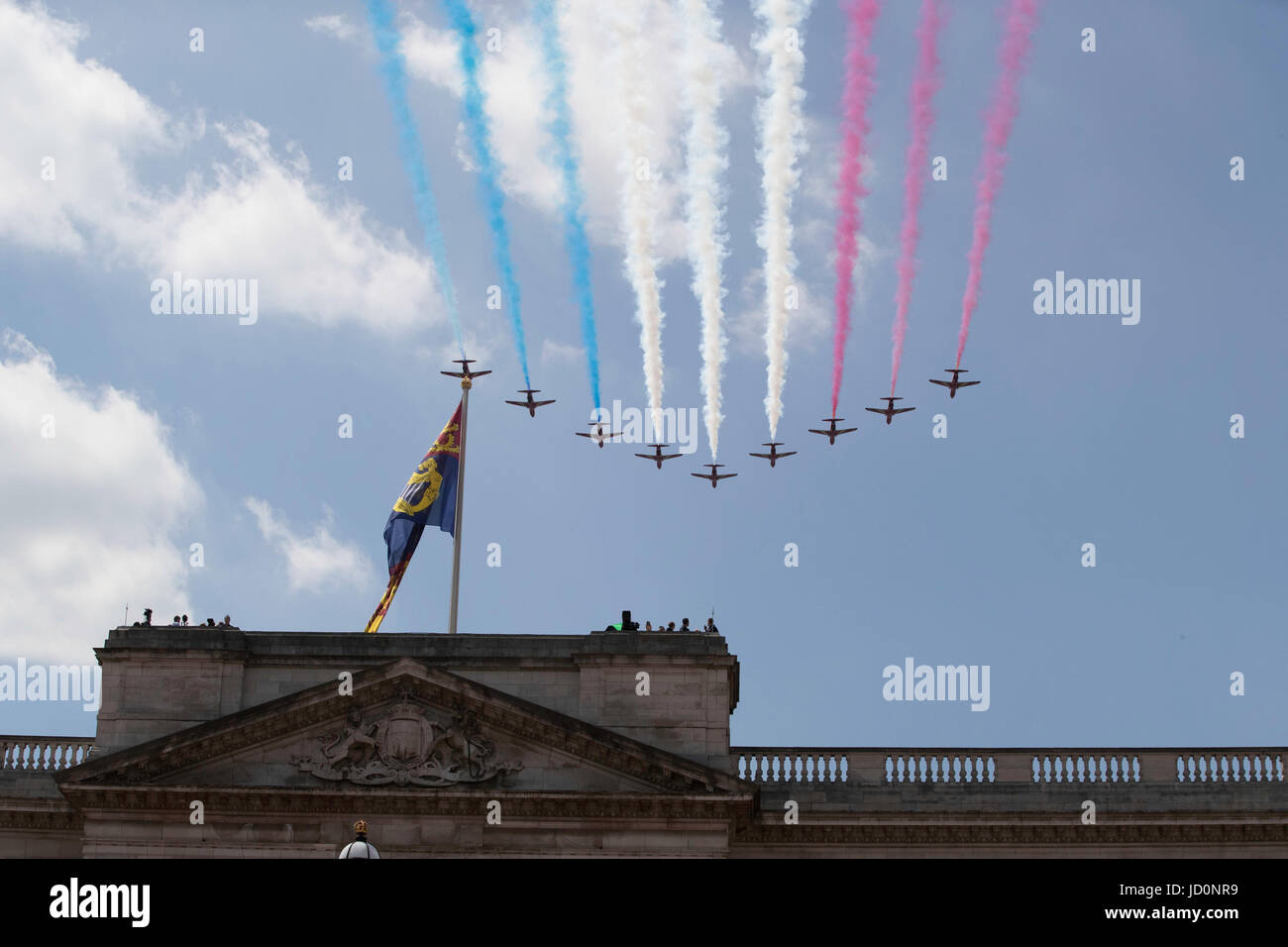 RAF rote Pfeil Display Team Fly Over Buckingham-Palast. Stockfoto