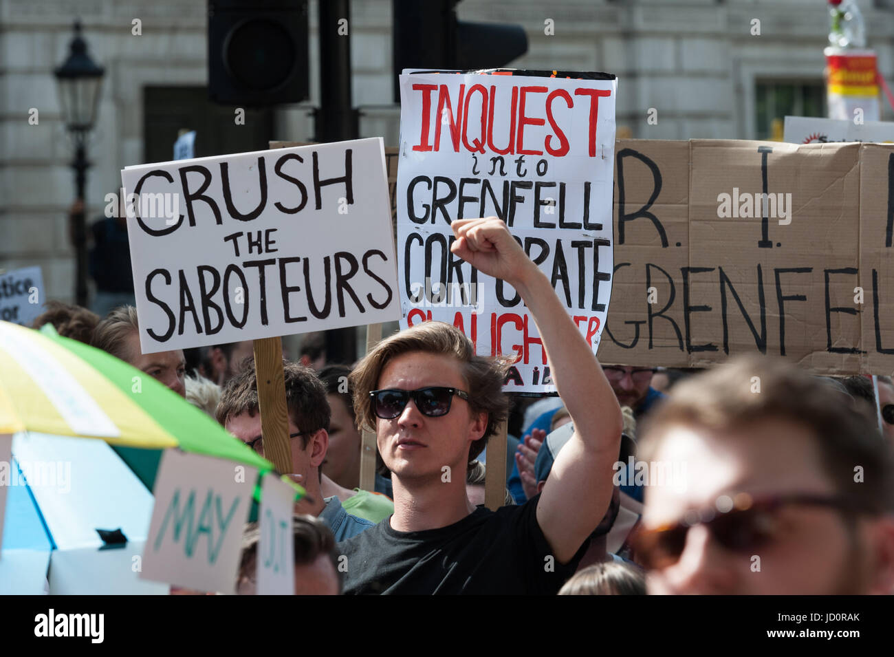 London, UK. 17. Juni 2017. Pro-Arbeit Demonstranten versammeln sich auf Whitehall vor Downing Street im Zentrum von London zu protestieren gegen Premierminister Theresa May, ein Bündnis zwischen der konservativen Partei und die demokratische Unionist Party (DUP) sowie Nachfrage Gerechtigkeit für die Opfer des Feuers Grenfell Turm zu widersetzen. Bildnachweis: Wiktor Szymanowicz/Alamy Live-Nachrichten Stockfoto