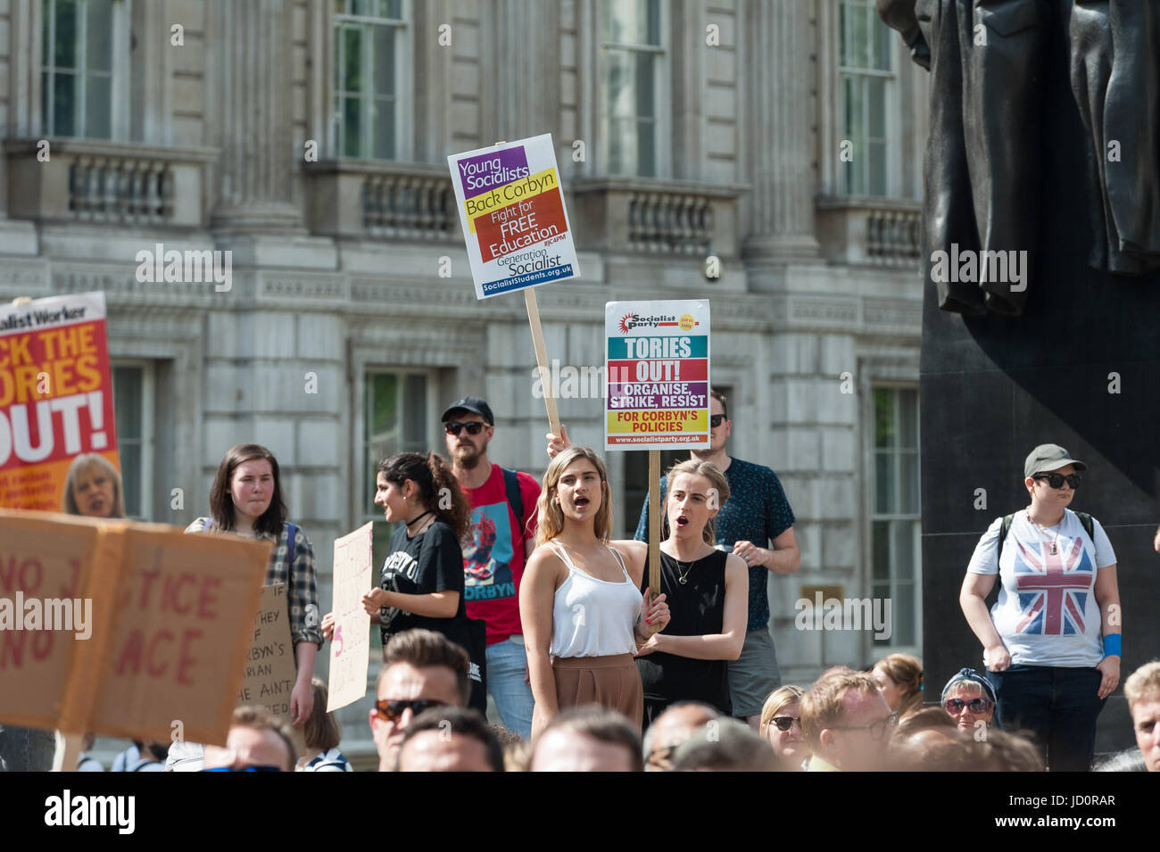 London, UK. 17. Juni 2017. Pro-Arbeit Demonstranten versammeln sich auf Whitehall vor Downing Street im Zentrum von London zu protestieren gegen Premierminister Theresa May, ein Bündnis zwischen der konservativen Partei und die demokratische Unionist Party (DUP) sowie Nachfrage Gerechtigkeit für die Opfer des Feuers Grenfell Turm zu widersetzen. Bildnachweis: Wiktor Szymanowicz/Alamy Live-Nachrichten Stockfoto