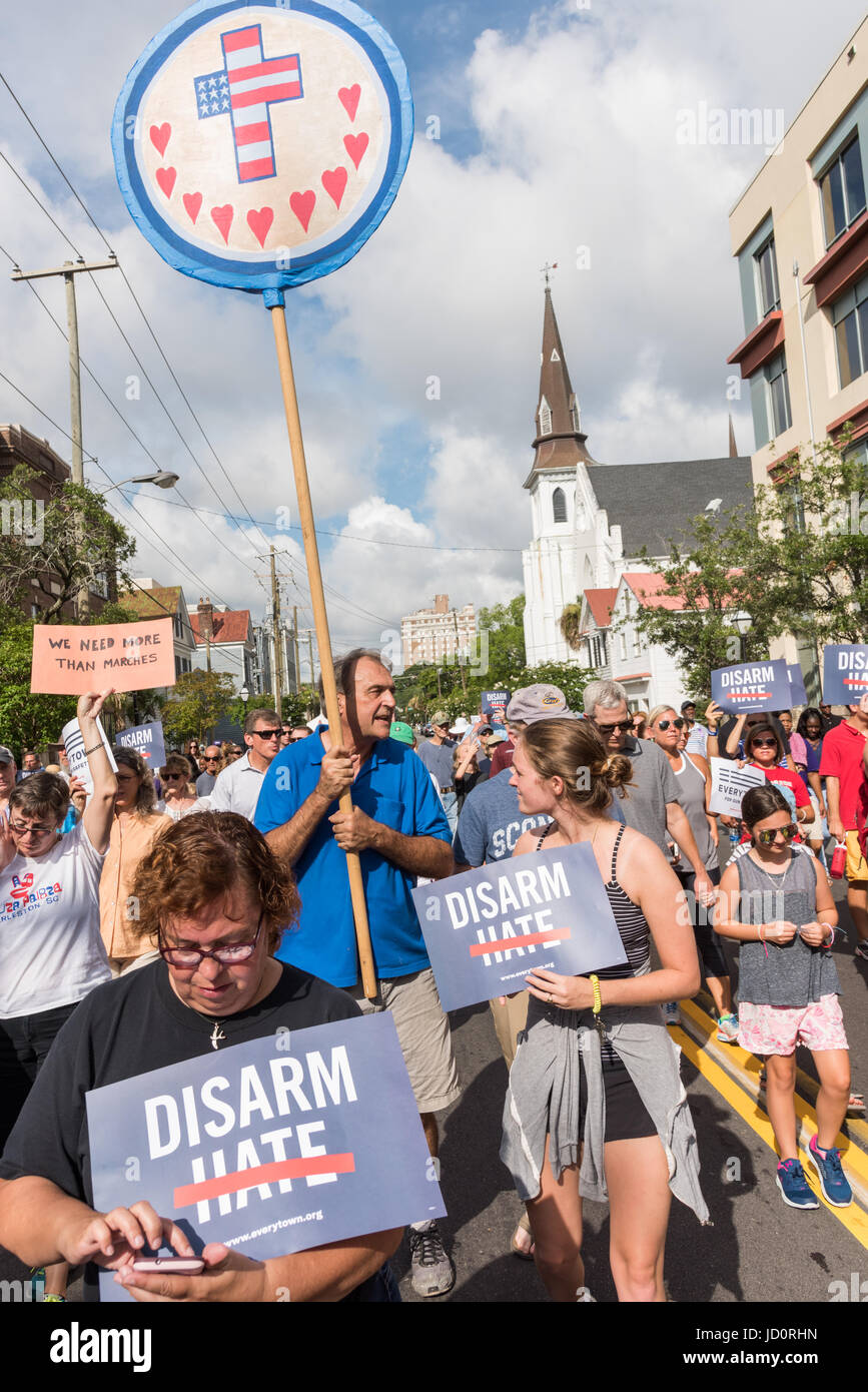 Charleston, South Carolina, USA. 17. Juni 2017. Charleston Bewohner beitreten hassen wird nicht gewinnen Einheit Spaziergang, die Mutter Emanuel African Methodist Episcopal Church zum 2. Jahrestag des die Masse schießen 17. Juni 2017 in Charleston, South Carolina. Neun Mitglieder der historischen afroamerikanischen Kirche wurden durch ein weißes Supremacist während Bibelstudium am 17. Juni 2015 niedergeschossen. Bildnachweis: Planetpix/Alamy Live-Nachrichten Stockfoto