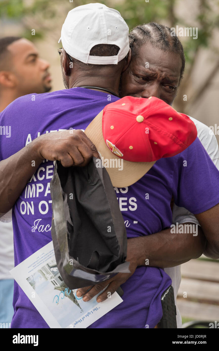 Charleston, South Carolina, USA. 17. Juni 2017. Familienangehörige von Ethel Lance, getötet in der Mutter Emanuel African Methodist Episcopal Church schießen Komfort einander bei der Enthüllung eines Denkmals Markers am 2. Jahrestag der Masse schießen 17. Juni 2017 in Charleston, South Carolina. Neun Mitglieder der historischen afroamerikanischen Kirche wurden durch ein weißes Supremacist während Bibelstudium am 17. Juni 2015 niedergeschossen. Bildnachweis: Planetpix/Alamy Live-Nachrichten Stockfoto