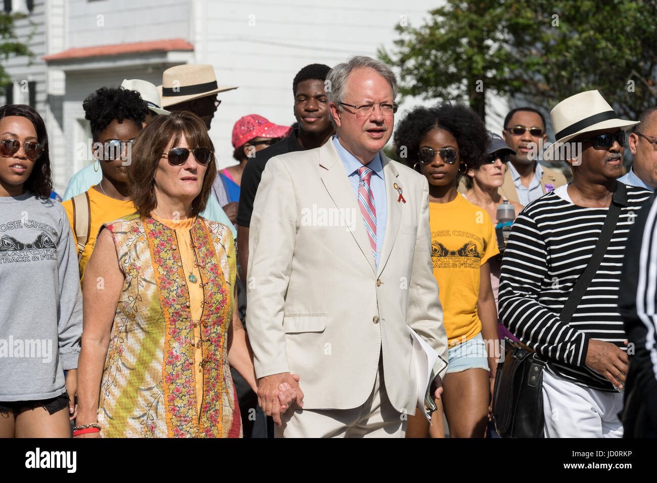 Charleston, South Carolina, USA. 17. Juni 2017. Charleston Bürgermeister John Tecklenburg, Center, schließt sich die hassen wird nicht gewinnen Einheit gehen an die Mutter Emanuel African Methodist Episcopal Church zum 2. Jahrestag des die Masse schießen 17. Juni 2017 in Charleston, South Carolina. Neun Mitglieder der historischen afroamerikanischen Kirche wurden durch ein weißes Supremacist während Bibelstudium am 17. Juni 2015 niedergeschossen. Bildnachweis: Planetpix/Alamy Live-Nachrichten Stockfoto