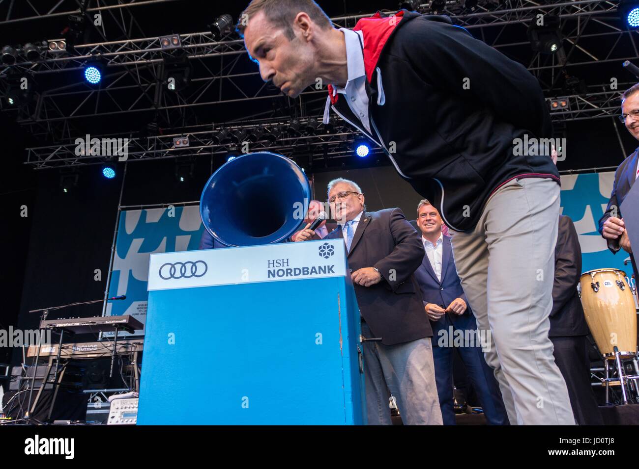 Kiel, Deutschland. 17. Juni 2017. Eindrücke des ersten Tages der Kieler-Woche-2017 mit der Eröffnung von berühmten deutschen TV Host Kai Pflaume © Björn Deutschmann/Alamy Live-Nachrichten Stockfoto