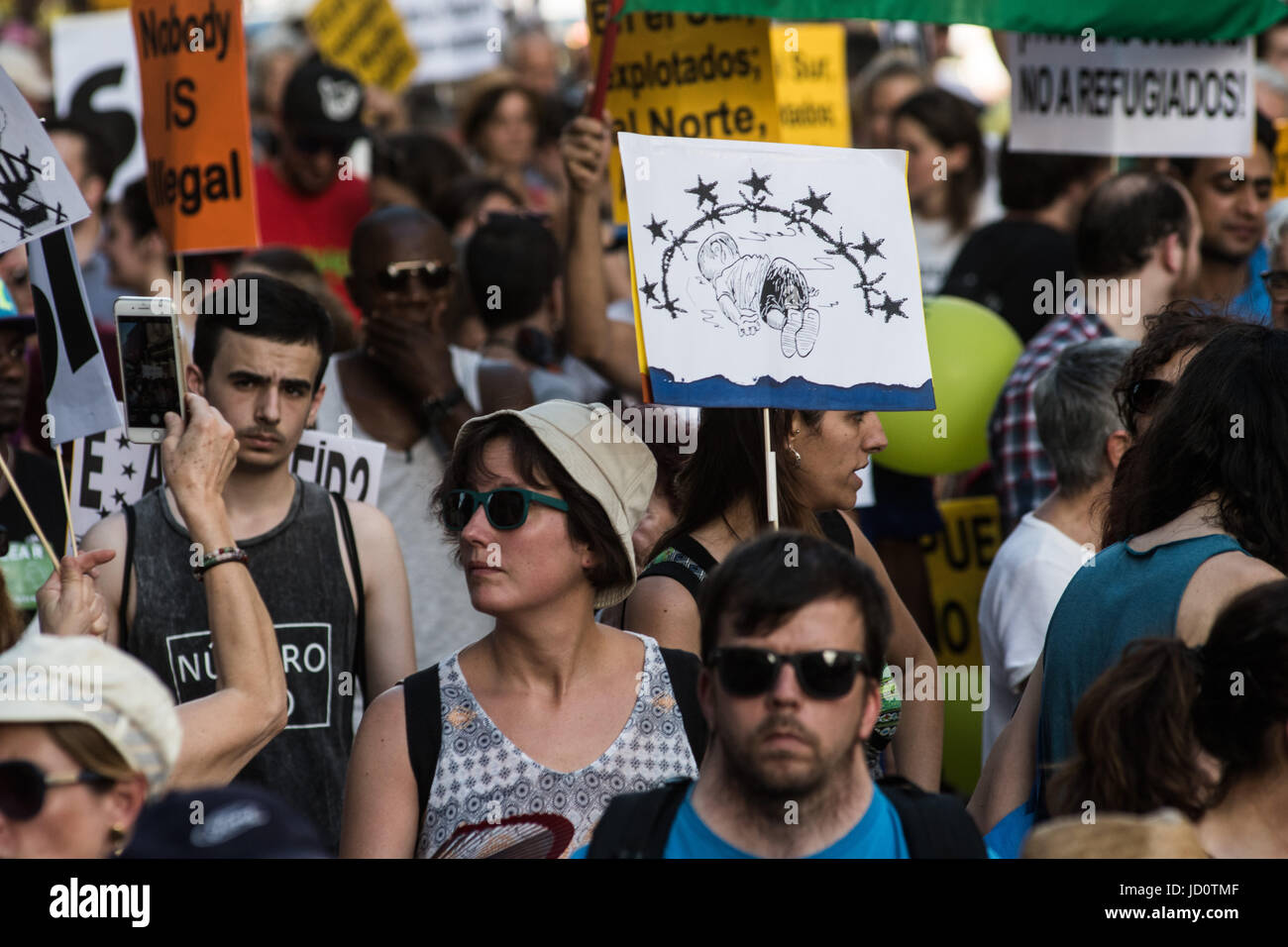 Madrid, Spanien. 17. Juni 2017. Menschen fordern, Flüchtlinge bei einer Demonstration gegen Einwanderungspolitik begrüßen zu dürfen. Bildnachweis: Marcos del Mazo/Alamy Live-Nachrichten Stockfoto