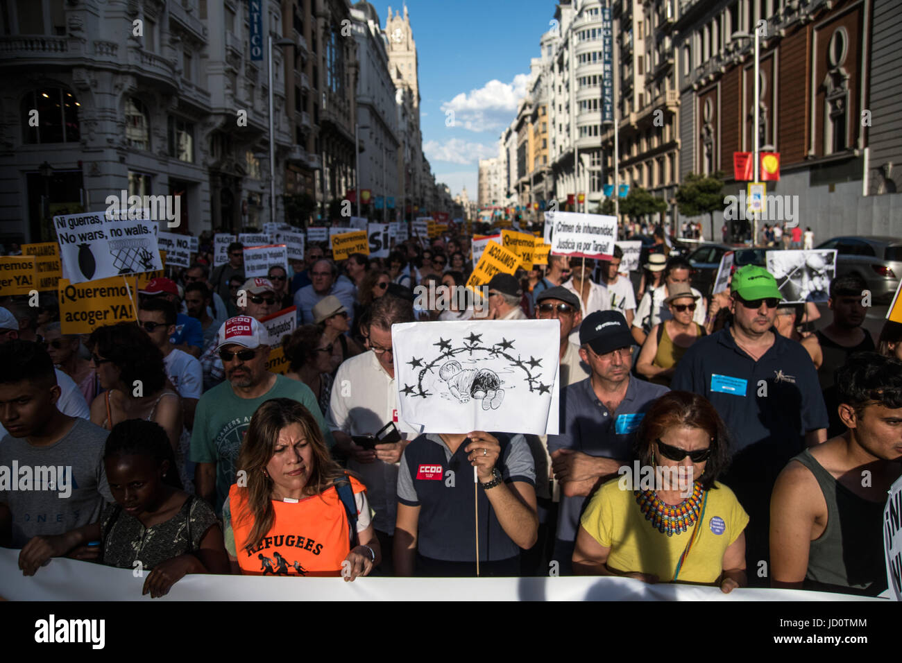 Madrid, Spanien. 17. Juni 2017. Menschen fordern, Flüchtlinge bei einer Demonstration gegen Einwanderungspolitik begrüßen zu dürfen. Bildnachweis: Marcos del Mazo/Alamy Live-Nachrichten Stockfoto