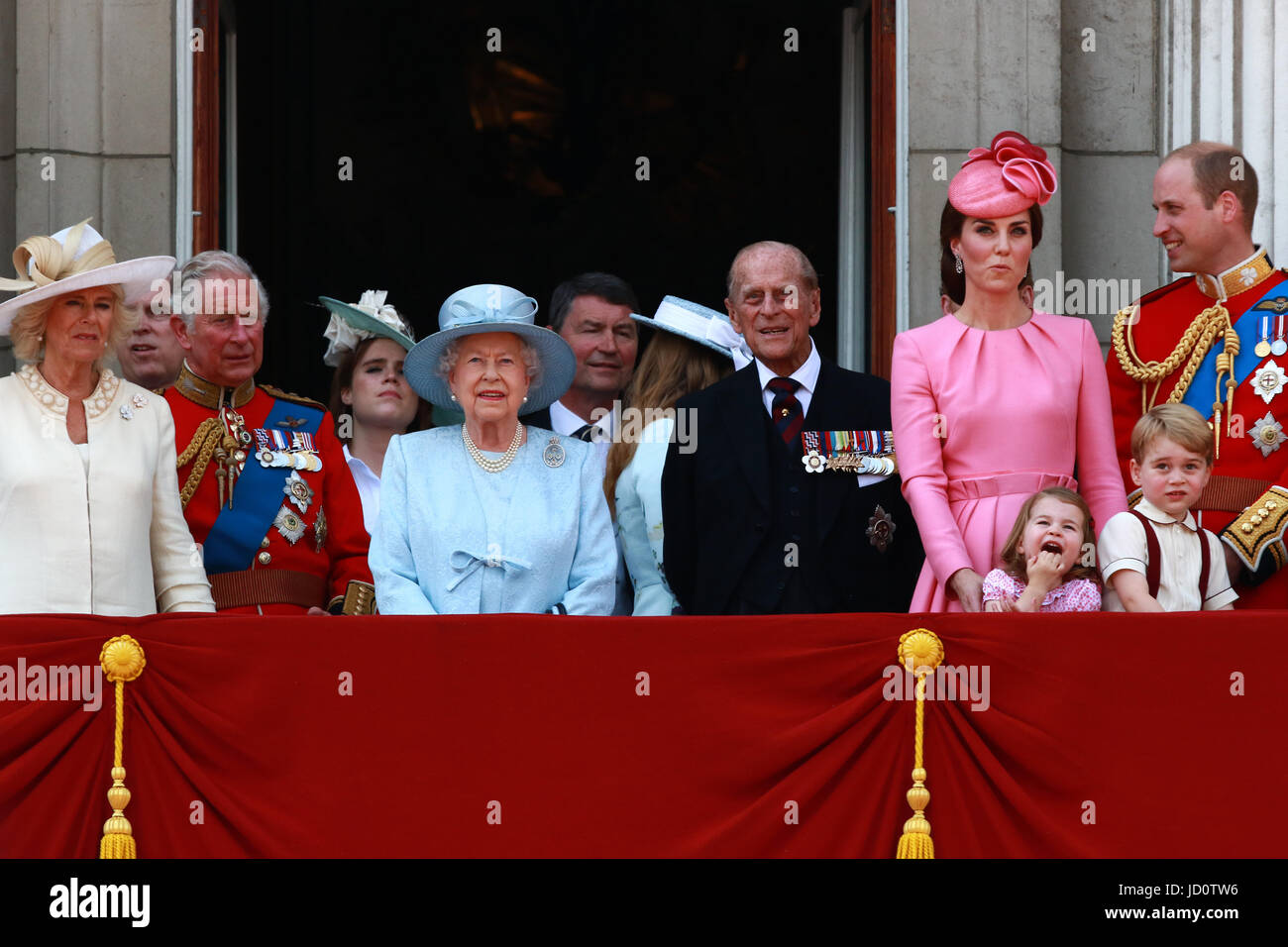 London, UK. 17. Juni 2017. Camilla, Herzogin von Cornwall, Prinz Charles, Prinz von Wales, Prinzessin Eugenie, HM Königin Elizabeth II, Sir Tim Laurence, Prinz Philip, Duke of Edinburgh, Kate (Catherine Middleton) Herzogin von Cambridge, Prinzessin Charlotte, Prince George, Prinz William, Duke of Cambridge auf dem Balkon des Buckingham Palace nach Trooping die Farbe 2017. Trooping die Farbe markiert den offiziellen Geburtstag von Queens. Trooping die Farbe, London, 17. Juni 2017 Credit: Paul Marriott/Alamy Live-Nachrichten Stockfoto