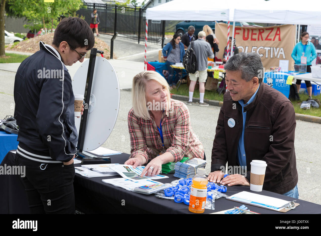 Seattle, Vereinigte Staaten von Amerika. 17. Juni 2017. Seattle, Washington: Senator des Staates und Bürgermeisterkandidat Bob Hasegawa spricht mit Mitarbeitern von Seattle Department of Transportation auf der Beacon Hill Block Party. Der Senator, ein langjähriger Arbeit und soziale Gerechtigkeit Aktivist aus Stadtteil Beacon Hill, hat der 11. Bezirk der Legislative seit Januar 2013 vertreten. Bildnachweis: Paul Christian Gordon/Alamy Live-Nachrichten Stockfoto