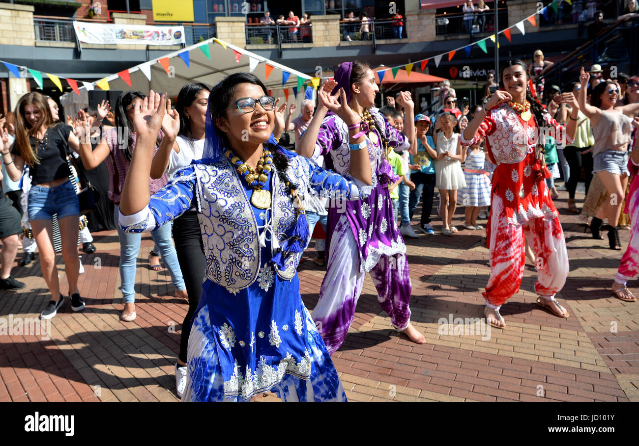 Sommer im Southside Festival in Birmingham, West Midlands, England, Großbritannien. Die jährliche Veranstaltung findet im Juni statt und wird von der Birmingham Hippodrome Theatre organisiert. Stockfoto