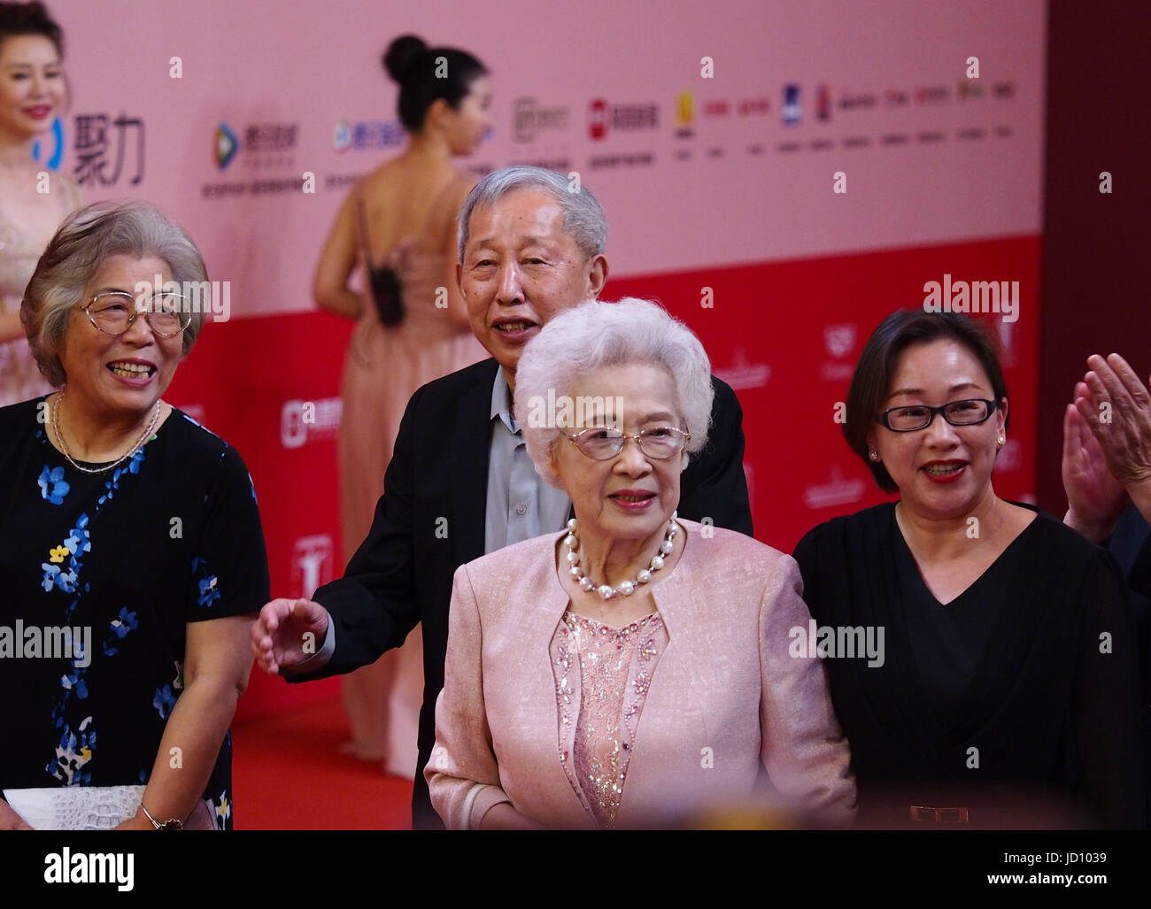 Shanghai, China. 17. Juni 2017. Chinesische Schauspielerin Qin Yi(2nd R) besucht der 20. internationalen Filmfestival Shanghai in Shanghai, Ost-China, 17. Juni 2017. Der 20. internationalen Filmfestival Shanghai startete hier Samstag. Bildnachweis: Ren lange/Xinhua/Alamy Live-Nachrichten Stockfoto