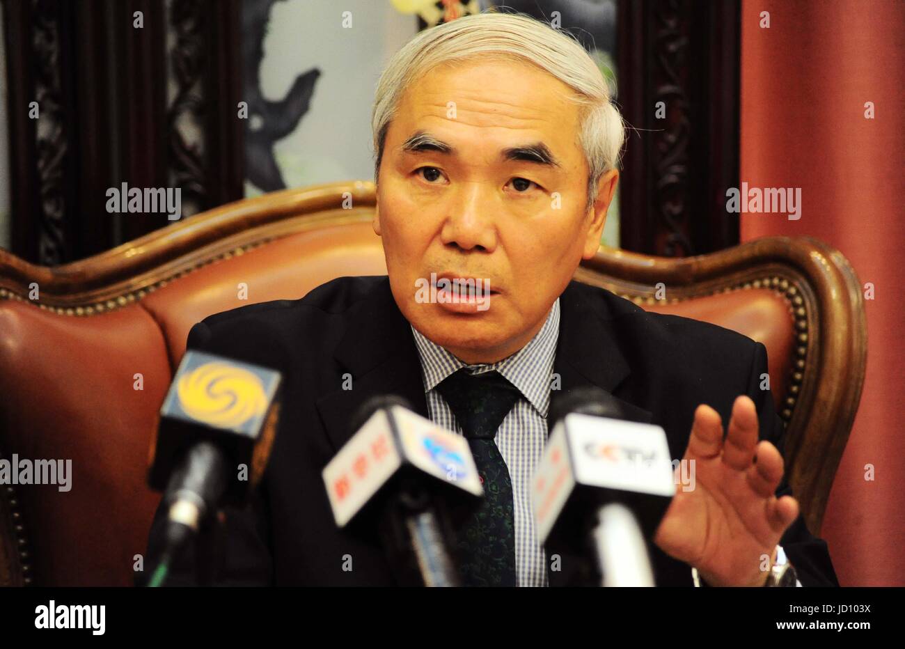 Damaskus, Syrien. 17. Juni 2017. Xie Xiaoyan, Sonderbotschafter der chinesischen Regierung in der syrischen Frage spricht während einer Pressekonferenz in Damaskus, die Hauptstadt Syriens, am 17. Juni 2017. China in Kontakt mit den betroffenen Parteien in Syrien halten hat um eine politische Regelung des Landes langjährigen Konflikt durch Friedensverhandlungen zu erreichen, sagte Xie Xiaoyan hier am Samstag. Bildnachweis: Ammar Safarjalani/Xinhua/Alamy Live-Nachrichten Stockfoto