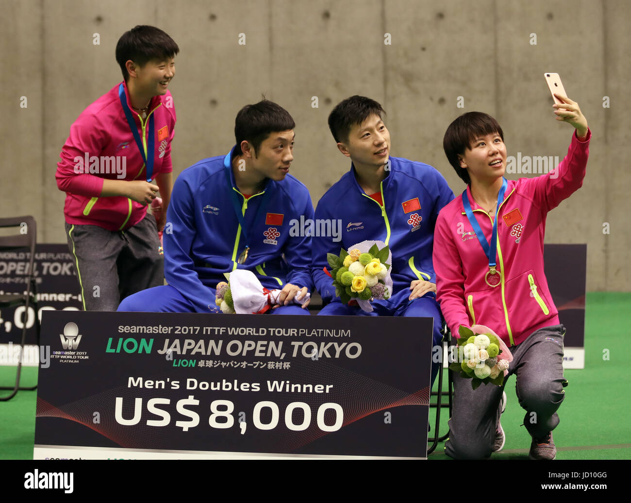 Tokio, Japan. 17. Juni 2017. Gewinner der Herren- und Damen Doppel der ITTF World Tour Platin Japan Open Tischtennis-Meisterschaften (L-R) Sun Yingsha, Xu Xin, Ma Long anf Chen Xingtong nehmen ihre Selfies nach der Verleihung des Tokio-Gymnasiums am Samstag, 17. Juni 2017. Kredite: Yoshio Tsunoda/AFLO/Alamy Live-Nachrichten Stockfoto