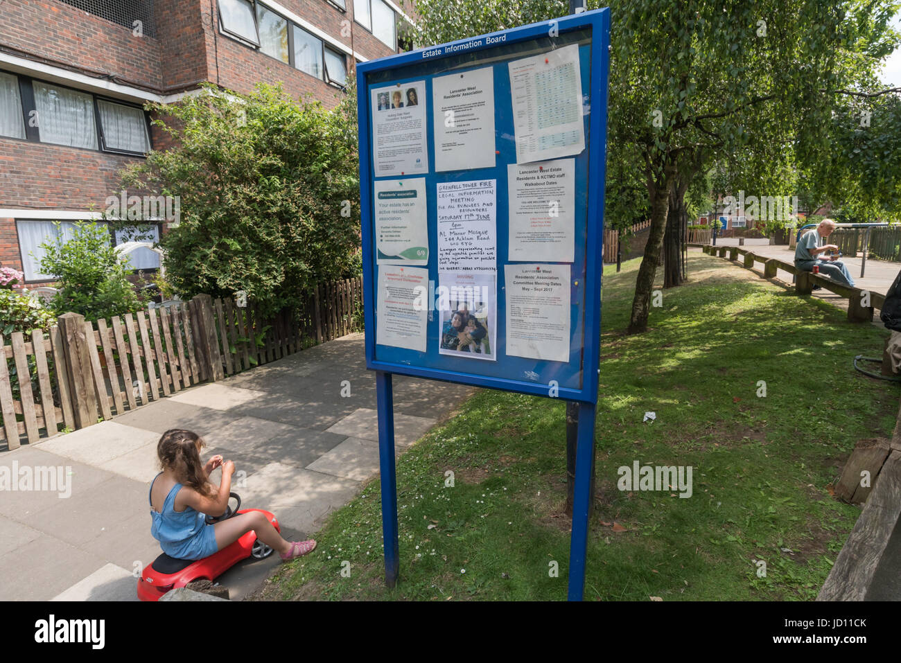 17. Juni 2017 - London, UK - London, UK. 17. Juni 2017. Plakate an Laternenmasten, Wänden und Tafeln zeigen die ergreifende Bilder derjenigen, die das verheerende Feuer in das Hochhaus mit brennbarem Material verkleidet, und hatte keine funktionierende Brandmeldeanlage fehlt. Das ganze Gebiet rund um den Turm noch abgesperrt, aber die grausige geschwärzte Hulk Grenfell Turm dominiert. Außerhalb der methodistischen Kirche, die eine Fläche für Ehrungen, Kerzen und Blumen für die Toten und vermissten beiseite, jetzt tot, werden deren Zahl jetzt gedacht, um über 150 sein. Peter Marshall ImagesLive (C Stockfoto