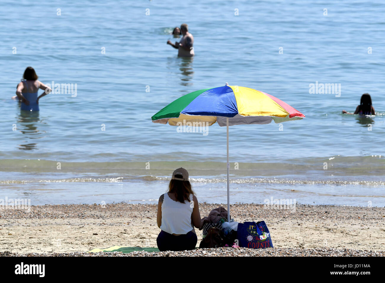 Strand von Weymouth, Dorset, UK. 18. Juni 2017. UK-Wetter: Menschen genießen das warme Wetter am Strand von Weymouth, Dorset, UK Credit: Finnbarr Webster/Alamy Live News Stockfoto