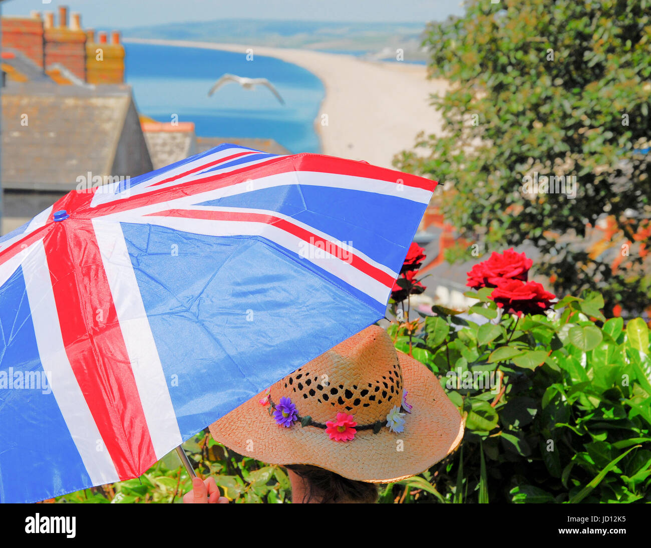 Dorset, UK. 18. Juni 2017. TOLLES Wetter, Großbritannien! Eine junge Frau schützt vor den schwülen Temperaturen, hoch über Chesil Beach, Portland Credit: Stuart Fretwell/Alamy Live-Nachrichten Stockfoto