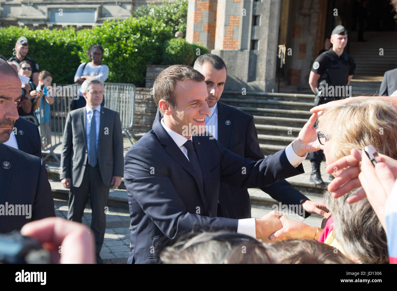 Le Touguet. 18. Juni 2017. Der französische Präsident Emmanuel Macron grüßt seine Anhänger, nachdem er in der City Hall in der zweiten Runde der Parlamentswahlen in Le Touquet, Frankreich am 18. Juni 2017 gestimmt. Bildnachweis: Kristina Afanasyeva/Xinhua/Alamy Live-Nachrichten Stockfoto