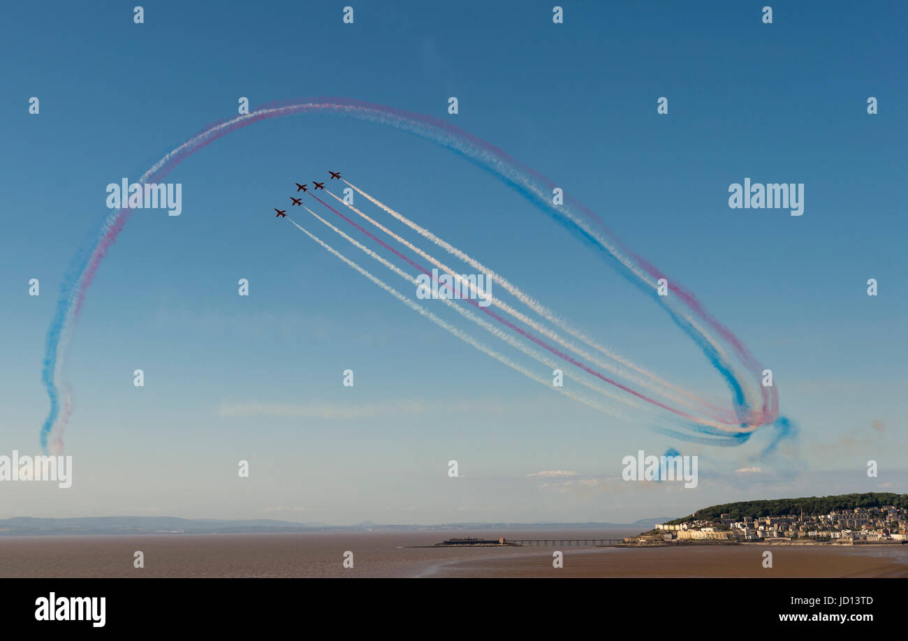 Hier führen die Kunstflugstaffel der Royal Air Force Red Arrows am Weston-Air-Festival in strahlend blauem Himmel über Oldenburg Credit: Bob Sharples/Alamy Live News Stockfoto