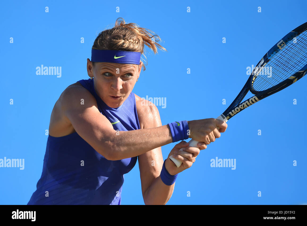 Tschechische Republik Lucie Safarova in Aktion gegen Kroatiens Donna Vekic tagsüber sechs der AEGON Open Nottingham Nottingham Tenniszentrums. Stockfoto