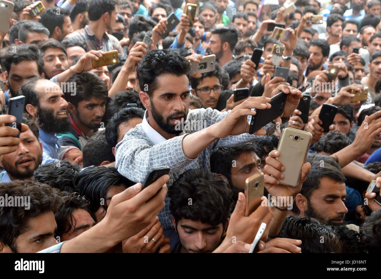 Kulgam, Indien. 17. Juni 2017. Menschen schreien pro-Unabhängigkeit Parolen in der Nähe des Körpers Kashmiri Rebel Junaid Ahmed Matoo während seine Begräbnis-Prozession im Khudwani Village Kulgam Bezirk, 60 KM von Srinagar. Tawseef zusammen mit zwei Partnern getötet in 20 Stunden lange Pistole Schlacht in Arwani Kulgam. Bildnachweis: Muneeb Ul Islam/Pacific Press/Alamy Live-Nachrichten Stockfoto