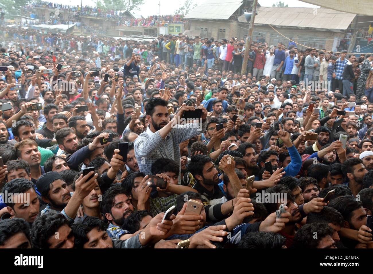 Kulgam, Indien. 17. Juni 2017. Menschen schreien pro-Unabhängigkeit Parolen in der Nähe des Körpers Kashmiri Rebel Junaid Ahmed Matoo während seine Begräbnis-Prozession im Khudwani Village Kulgam Bezirk, 60 KM von Srinagar. Tawseef zusammen mit zwei Partnern getötet in 20 Stunden lange Pistole Schlacht in Arwani Kulgam. Bildnachweis: Muneeb Ul Islam/Pacific Press/Alamy Live-Nachrichten Stockfoto