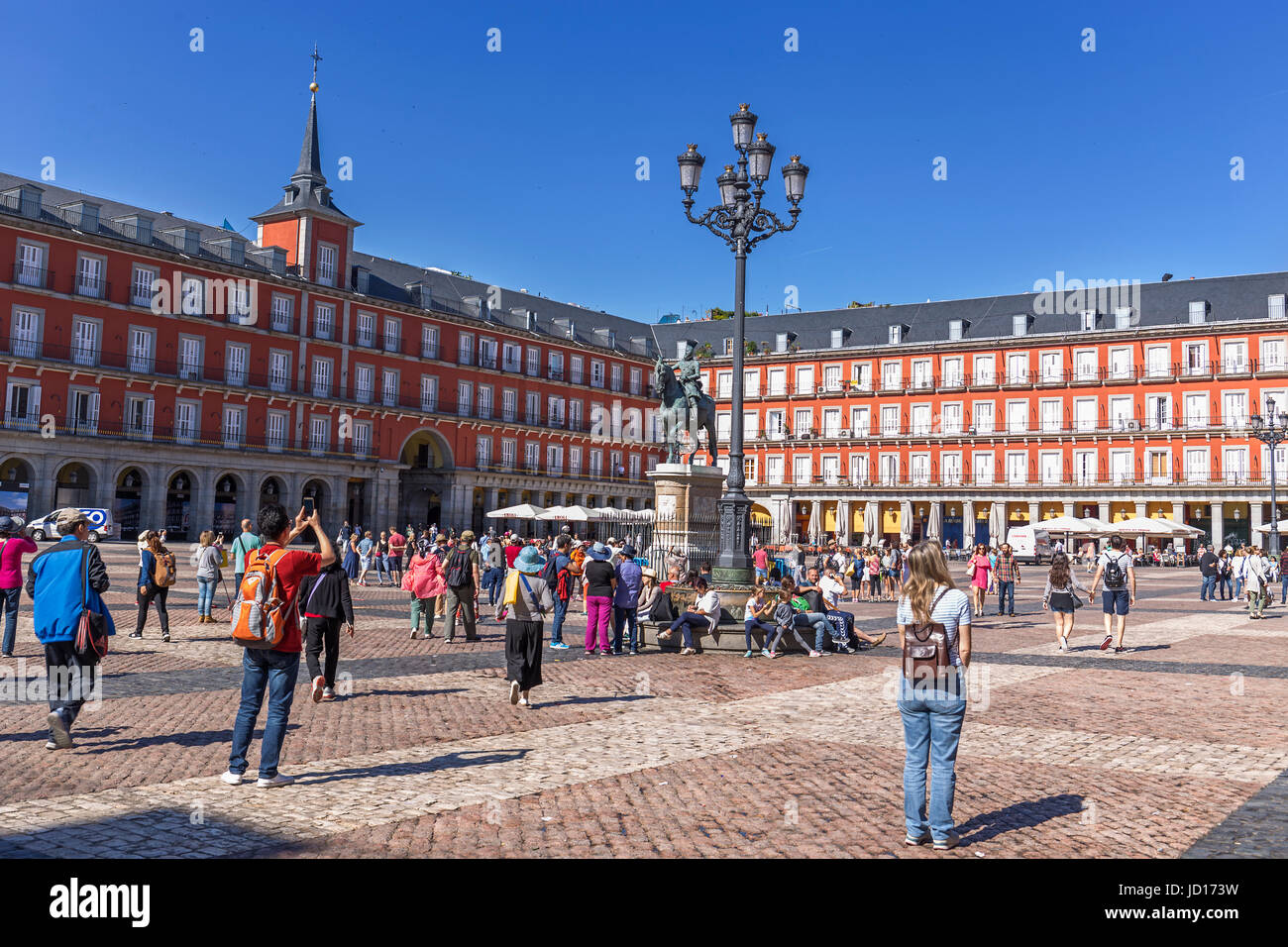 MADRID, Spanien 5. Juni: Touristen besuchen die Plaza Mayor, eine wichtige touristische Destination in Madrid am 5. Juni 2017 in Madrid, Spanien Stockfoto
