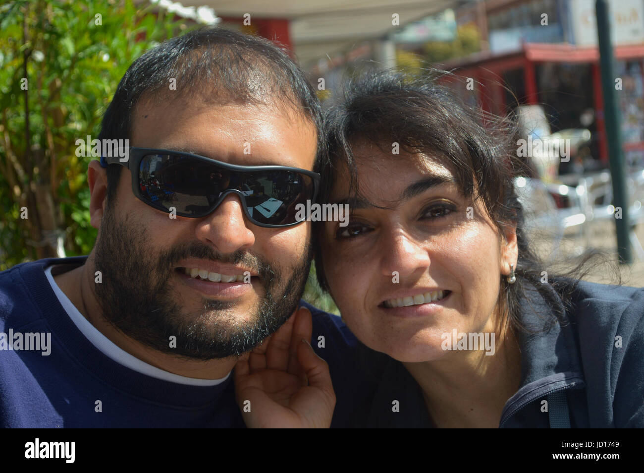 Junge Erwachsene paar posiert auf sonnigen Tag Stockfoto