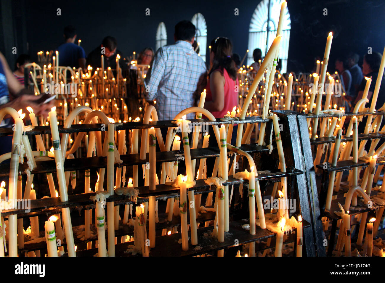 HUELVA/Spanien - 9. Oktober 2016: Leute Anzünden von Kerzen als Zeichen der Hingabe an die Jungfrau von El Rocío im Dorf El Rocío in Andalusien Stockfoto