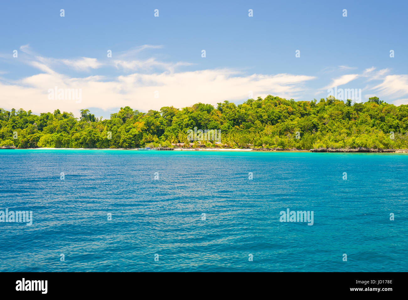 Felsige Küste der Insel von kleinen Inseln entdeckt und üppigen grünen Dschungel im bunten Meer der Fernbedienung Togean Islands (oder Togian Inseln fallen Stockfoto