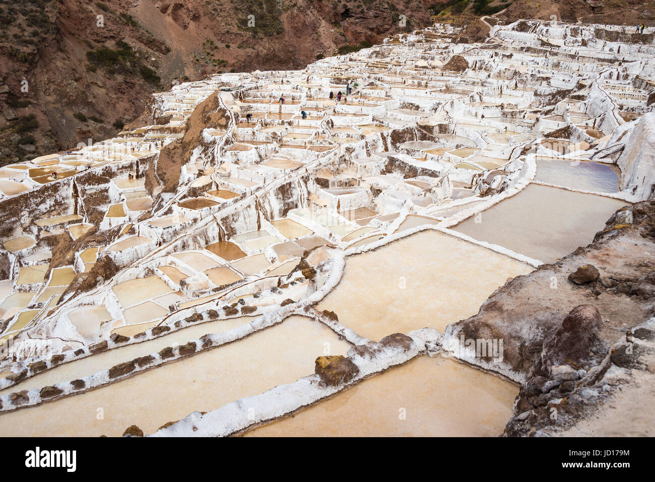 Terrassenförmig angelegten Salzpfannen auch bekannt als "Salineras de Maras", unter den malerischen Reiseziel in der Region Cusco, Peru. Tele-Blick von oben von th Stockfoto