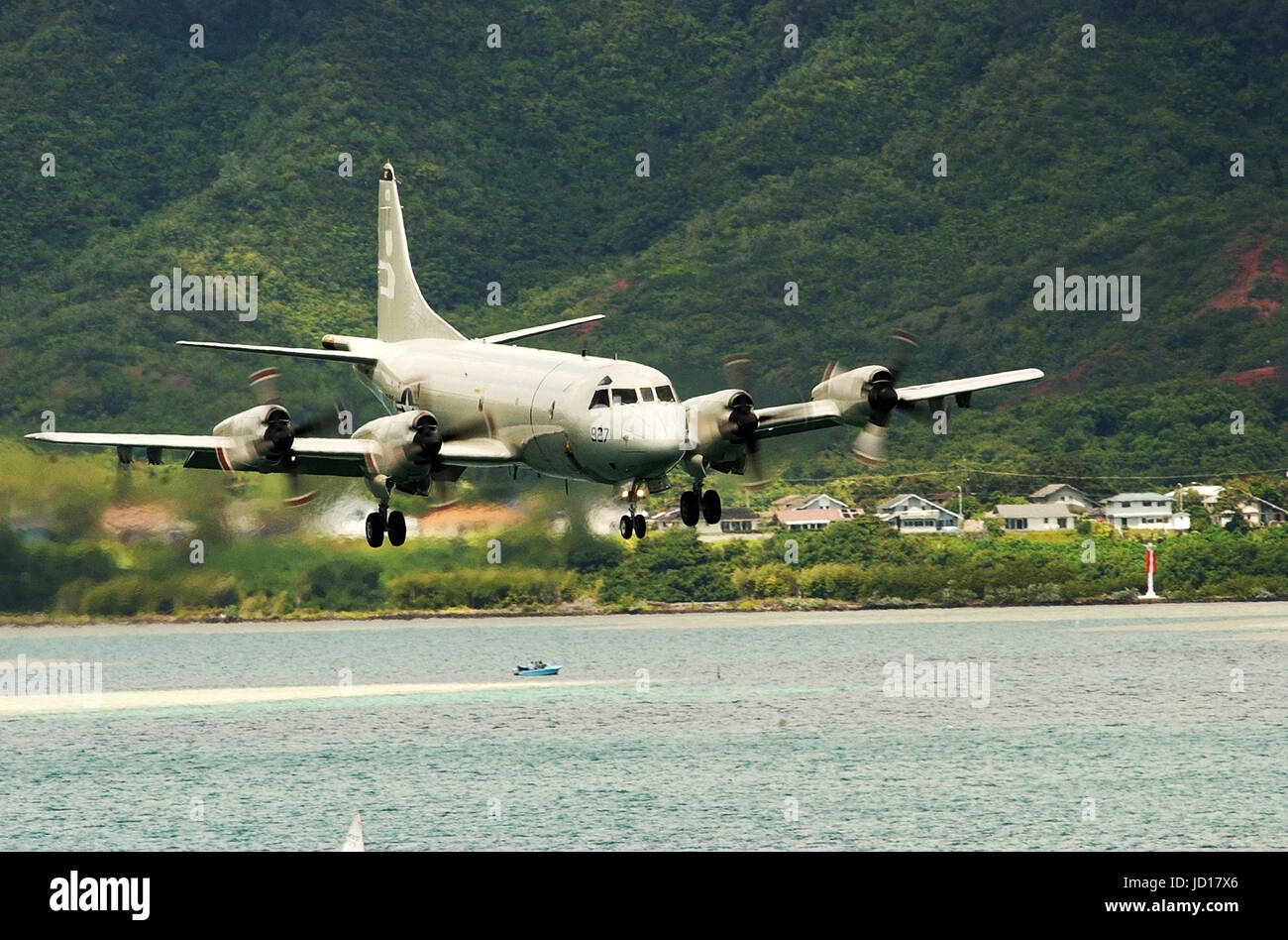 Ein US Marine P - 3C Orion landet auf der Marine Corps Air Station Kanehoe, Hawaii. DoD-Foto von Petty Officer 2. Klasse Richard J. Brunson, US-Navy Stockfoto