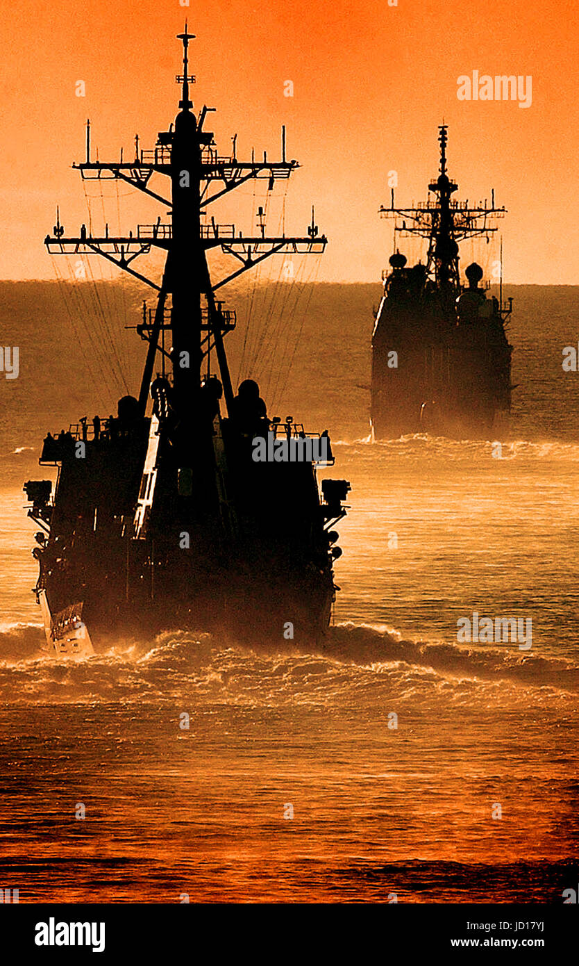 Der geführte Flugkörper-Zerstörer USS Decatur (links) (DDG 73) folgt den Kreuzer USS Lake Champlain (CG-57) während Manövern vor der Küste des südlichen Kalifornien DoD-Foto von Petty Officer 3rd Class Aaron Burden, US Navy Stockfoto