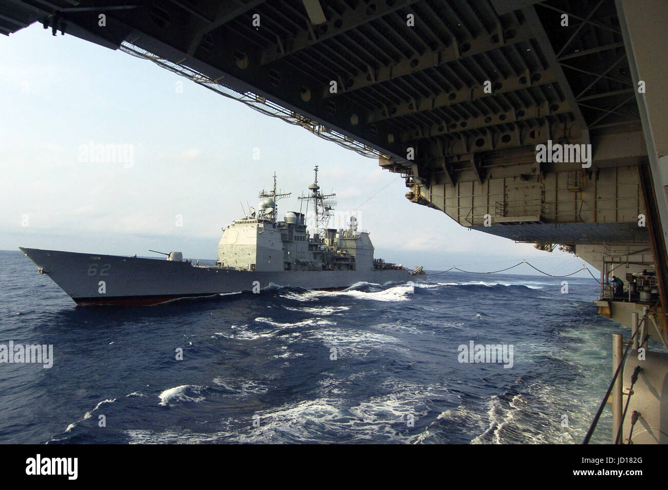 Die Navy Lenkflugkörper Kreuzer USS Chancellorsville (CG-62) kommt neben dem Flugzeugträger USS Kitty Hawk (CV-63) für den Nachschub auf dem Meer. DoD-Foto von Airman Joshua Wayne LeGrand, US Navy Stockfoto