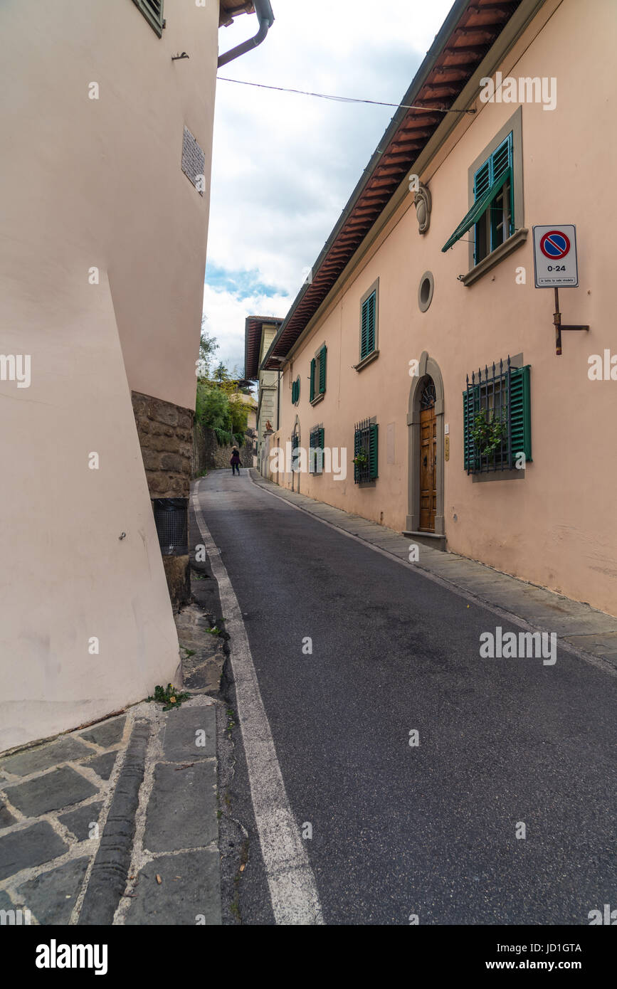 Bergauf Gasse mit Wände auf beiden Seiten in Fiesole, Italien Stockfoto
