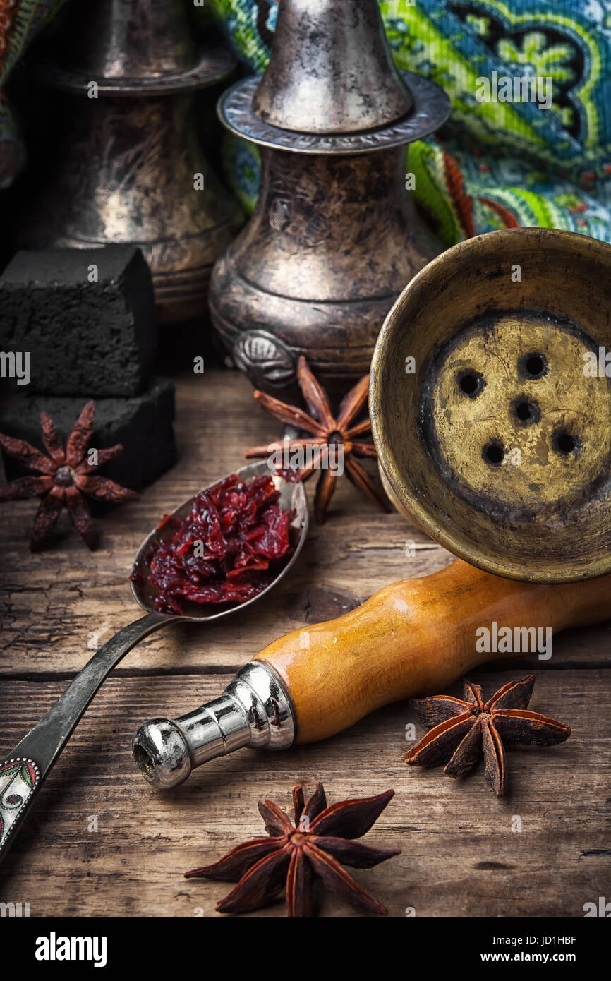 Mundstück der Wasserpfeife und Löffel mit Tabak mit Anisaroma Stockfoto