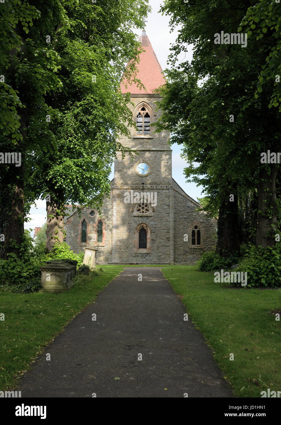 Kirche Saint Beunos, eingerahmt von einer Straße mit Bäumen und Schatten auf Steinmauern im Dorf Berriew powys Mid wales uk Stockfoto